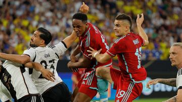 Yerry Mina y Rafael Santos Borré, jugadores de la Selección Colombia