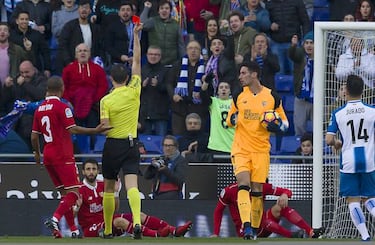 Sergio Rico: "Parece que no gusta ver al Sevilla ahí arriba"