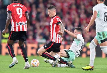 El jugador rojillo, Moi Gómez, se lanza al suelo para bloquear el avance del jugador rojiblanco, Oihan Sancet.