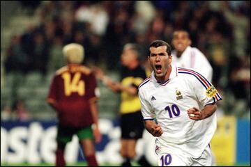 El mejor socio de un balón de fútbol. Zinedine Zidane se convirtió en 2001 en el jugador más caro hasta ese momento. El Real Madrid pagaba 72 millones de euros a la Juventus de Turín por hacerse con sus servicios. Empezaría así una carrera que le vio ganar la Champions en 2002 (marcó un gol de volea que ya está en los anales de la historia), la Liga, la Intercontinental... Se retiraría en 2006 a la conclusión del Mundial de Alemania-2006. Con la selección francesa participó en tres fases finales de la Eurocopa: 1996, 2000 (se proclamó campeón con 'Les Bleus') y 2004. En total, participó en 14 encuentros marcando cinco tantos...