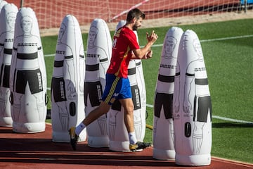 GR2015. MADRID, 03/10/2017.- El defensa de la selección española de fútbol Gerard Piqué durante el entrenamiento realizado hoy en la Ciudad del Fútbol de Las Rozas, donde el combinado español prepara los enfrentamientos de la fase de la clasificación para el Mundial de Rusia 2018 que disputa contra Albania e Israel. EFE/Rodrigo Jiménez