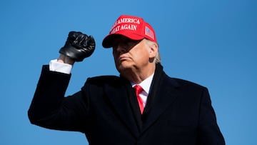 El presidente de los Estados Unidos, Donald Trump, se va despu&eacute;s de hablar durante un mitin Make America Great Again en el Aeropuerto Regional de Fayetteville el 2 de noviembre de 2020, en Fayetteville, Carolina del Norte.