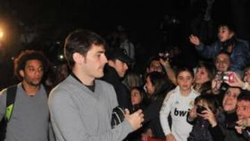 <b>APOYO. </b>Más de 700 aficionados recibieron al Madrid en Mallorca. Cristiano fue el más aclamado.