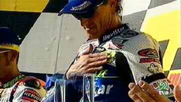 <b>VA POR TI</B>. Un emocionado Gibernau ha dedicado su victoria ya en el podio a su compañero de equipo fallecido Kato.