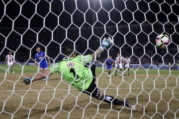 Mauricio Pinilla anotó los dos goles de la U ante Palestino.