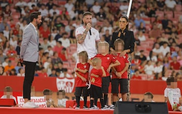 25.000 aficionados acuden al estadio Ramón Sánchez Pizjuán a la presentación de Sergio Ramos, nuevo fichaje del Sevilla. En la imagen, el jugador con su familia.