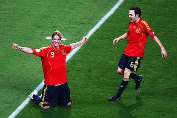 Iniesta fue un jugador clave en el éxito de la Selección en la Eurocopa 2008 dirigida por Luis Aragonés. En la imagen se le ve junto a Fernando Torres celebrando el mítico gol de la final frente a Alemania. 