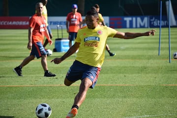 Luis Fernando Muriel, quien puede ocupar varias posiciones en el frente de ataque, acompañó a los demás delanteros en los trabajos de definición.