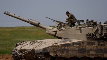 An Israeli soldier unloads a weapon on top of a tank near Israel's border with Gaza, amid the ongoing conflict between Israel and the Palestinian Islamist group Hamas, in southern Israel, March 30, 2024. REUTERS/Amir Cohen