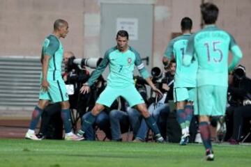 El jugador portugués Cristiano Ronaldo celebrando el gol que acaba de anotar durante un partido amistoso entre Portugal y Bélgica