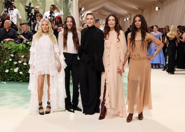 Las actrices, Greta Gerwig, Sienna Miller, Chemena Kamali, Emma Mackey y Zoe Saldana posan en la alfombra de la gala MET.