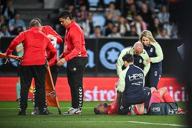 La acción entre ambos jugadores tuvo lugar durante el minuto 24 de la primera parte del duelo entre el Celta - Las Palmas. En un balón dividido, el guardameta holandés salió de su portería y Borja Iglesias, que llegaba con todo a la disputa, impactó de forma involuntaria con la rodilla en la zona del bajo vientre. Jasper Cillessen ha sido operado esta madrugada en el hospital de Vigo después de sufrir una contusión intestinal.