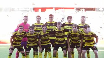 El once del Real Zaragoza en Tarragona: Poussin, Jaume, Juan Sebasti¨¢n, Az¨®n y Llu¨ªs L¨®pez en la fila de arriba y Cort¨¦s, Pau Sans, Fran G¨¢mez, Franc¨¦s, Vaquero y Liso en la de abajo.