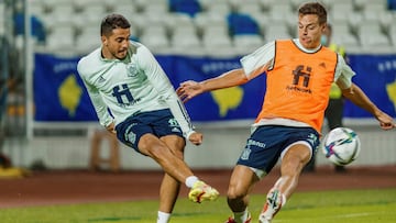 PRISTINA, 07/09/2021.- Los jugadores de la selecci&oacute;n espa&ntilde;ola, el defensa C&eacute;sar Azpilicueta (d) y el delantero Abel Ruiz, participan en una sesi&oacute;n de entrenamiento, este martes en Pristina, donde el combinado nacional disputar&