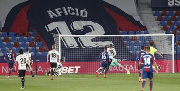 1-0. Roger Mart¨ª marc¨® el primer gol.