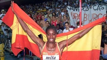 Niurka Montalvo celebrando el oro en Sevilla 1999.