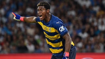 Zion Suzuki en un partido con el Parma.