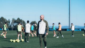 Claudio Giráldez, entrenador del Celta, durante una sesión en Afouteza.