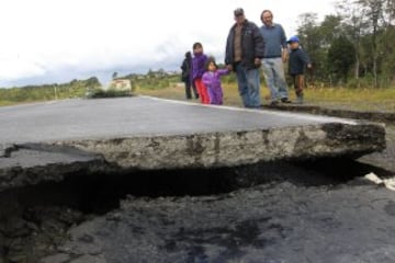 Un sismo de magnitud 7.6 en la escala de Richter se sintió a las 11:21 horas de este domingo. El epicentro fue a 67 kilómetros al noroeste de Melinka y también se percibió en las regiones del Biobío, La Araucanía, Los Ríos y Aysén. Varias carreteras quedaron dañadas