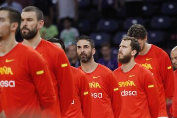 El capitán de la selección española de baloncesto Juan Carlos Navarro minutos previos al inicio del partido ante Rusia, por el tercer y cuarto puesto del Eurobasket 2017.