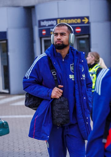 Robert Sánchez a su llegada al aeropuerto de Tenerife.
