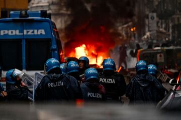 Esta noche se juega la vuelta de octavos de Champions entre Nápoles y Eintracht.  Los hinchas visitantes, que no puden entrar al estadio, se han enfrentado con  800 polícias y con los seguidores napolitanos. Escenas muy violentas en la ciudad.