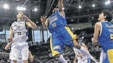 <b>INSPIRADO. </b>Marlon Garnett destrozó la defensa del Bruesa.