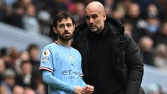 Bernardo Silva y Pep Guardiola, jugador y entrenador del Manchester City, conversan durante un partido.