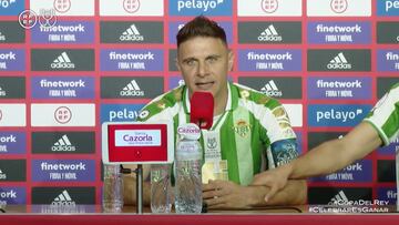 La emoción de Joaquín en sala de prensa y el gesto inmediato de consuelo de Borja Iglesias