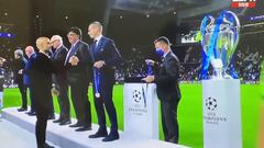 El gesto de Guardiola con la medalla que honra al futbol