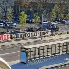 Pancarta junto a Mendizorroza: "Mercenarios. Arruinando el Centenario"