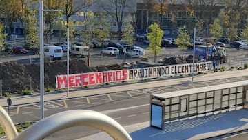 Pancarta junto al estadio