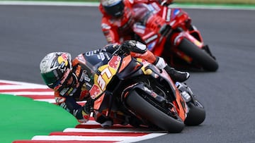 Pedro Acosta, con la KTM de MotoGP, por delante de la Ducati de Marc Márquez.