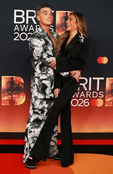 Robbie Williams y Ayda Field en la alfombra roja. 