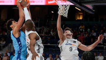 MADRID, 20/04/2025.-Felipe Dos Anjos (i), del Morabanc Andorra, ante dos jugadores del Real Madrid, durante el partido de la jornada 28 de la Liga Endesa disputado este domingo en Madrid. EFE/Zipi Aragón