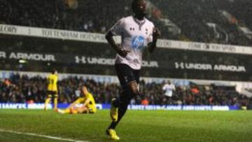 Adebayor, celebrando su primer gol de la noche.