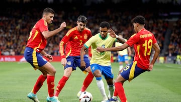 Rodrygo, rodeado de jugadores españoles