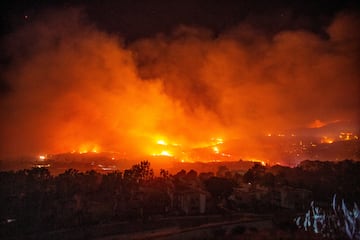 El incendio se acerc suficientemente al campus de Pepperdine University como para activar un protocolo de refugio en el lugar. Las operaciones normales en el campus de Malib estn suspendidas". 