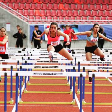 Elisa Keitel compitiendo en la prueba de los 110 metros vallas.