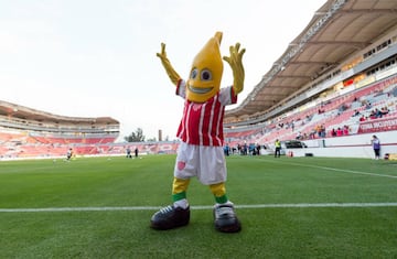 No amigos, no es una banana; es Rayito, mascota oficial de los Rayos del Necaxa.