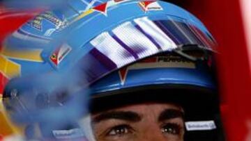 Alonso, dentro de su Ferrari en el garaje.
