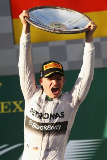 Nico Rosberg de Mercedes celebrando en el podio su victoria en el Gran Premiode Australia  en el circuito de Albert Park en Melbourne.