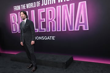 Keanu Reeves posa en la alfombra roja del estreno de la película "Ballerina" en Los Ángeles, California.