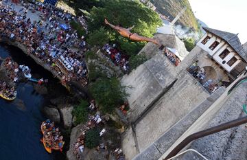 Un saltador bosnio se lanza desde los 24 metros de altura del "Puente Viejo" en Mostar.