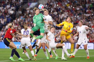 Sandra Paños sube a rematar un corner en el minuto 120 de la prórroga.