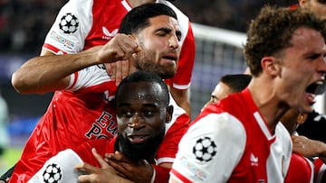 Rotterdam (Netherlands), 19/09/2023.- Alireza Jahanbaksh (L) of Feyenoord celebrates a goal with teammates during the UEFA Champions League group E match between Feyenoord Rotterdam and Celtic FC at De Kuip stadium in Rotterdam, Netherlands, 19 September 2023. (Liga de Campeones, Países Bajos; Holanda) EFE/EPA/Olaf Kraak