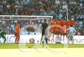 Partido Celta de Vigo-Valencia. Orellana tira de falta ante la barrera del Valencia.