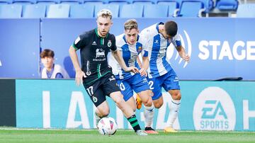 En Cornellà, el Racing tuvo que vestir entero de negro. El pantalón azul del Espanyol 'vetó' el verde. En La Romareda no habrá problema.


