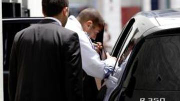 <b>REGALOS. </b>Benzema y Lass fueron los únicos en salir a comprar.