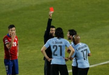 La expulsión a Cavani tras sumar la segunda tarjeta amarilla.